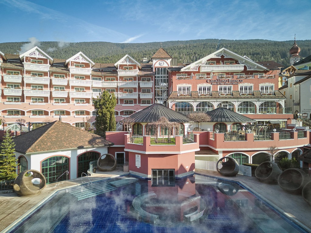 Il Cavallino Bianco Family Spa Grand Hotel a Ortisei, in Val Gardena, con piscina esterna e vista sulle Dolomiti
