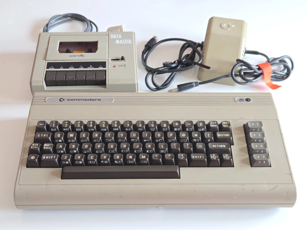 Commodore 64 con unità cassette Data Master e alimentatore: il computer con cui ho iniziato negli anni Ottanta