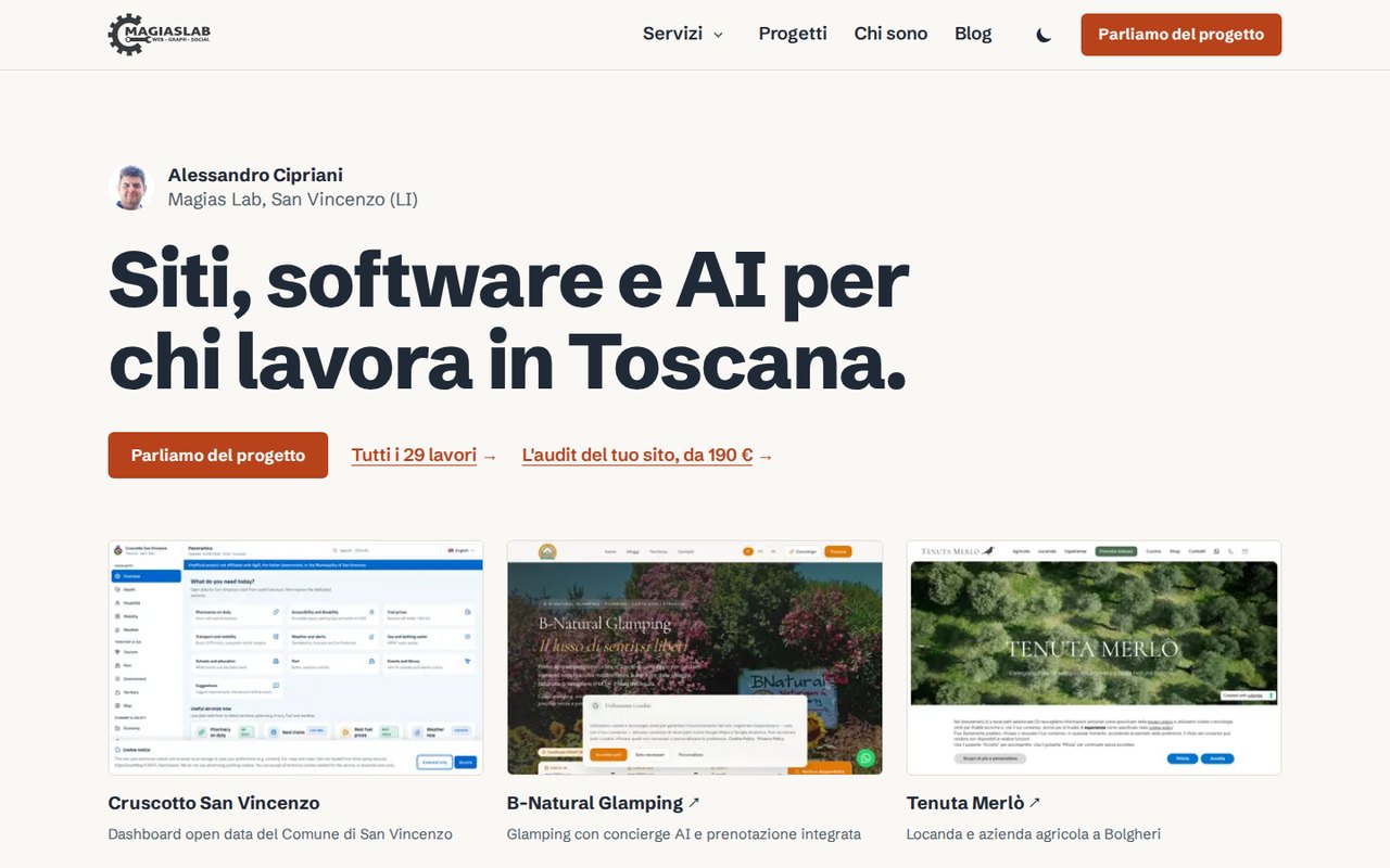La homepage attuale di magiaslab.com: il titolo «Siti, software e AI per chi lavora in Toscana», un pulsante principale, due link e tre lavori recenti